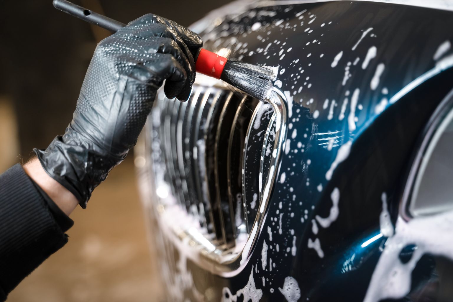 Detailreinigung am Fahrzeug mit Pinsel