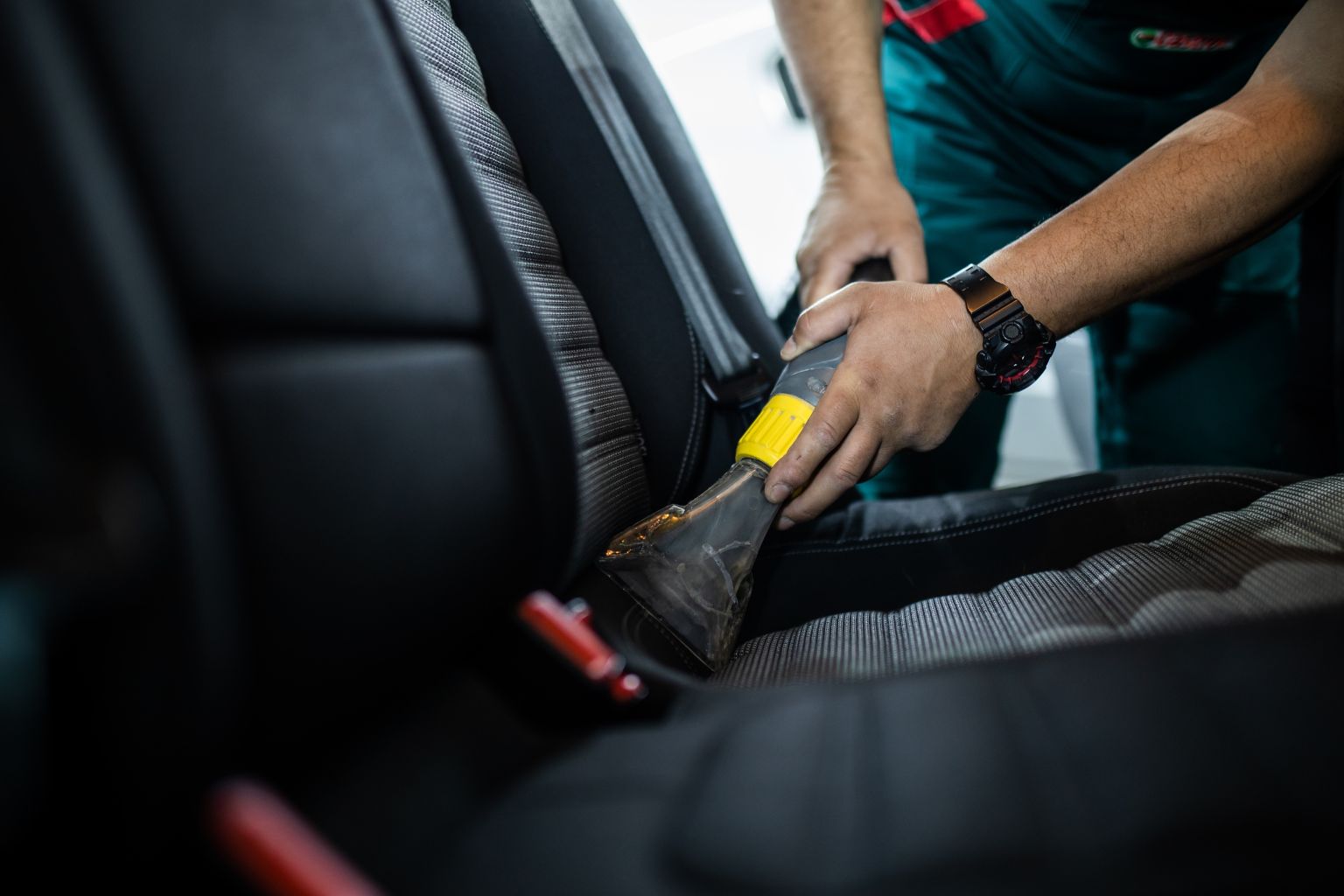 Innenraumreinigung eines Fahrzeugs mit Polsterdüse